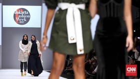 Puluhan Ribu Pecinta Mode Padati Jakarta Fashion Week
