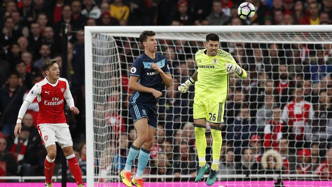 Meski gagal mengalahkan Middlesbrough di Stadion Emirates, Sabtu (22/10), Arsenal tetap berhasil menggeser Manchester City di puncak klasemen Liga Primer.
