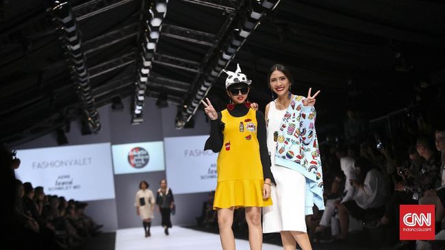 Meski sudah memiliki nama dan jam terbang tinggi di dunia mode, seorang desainer belum tentu langsung lulus seleksi panitia fashion week.