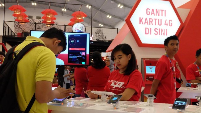 Salah satu layanan yang ditawarkan adalah menyediakan booth layanan pelanggan yang akan membantu proses migrasi/upgrade kartu uSIM 4G LTE Telkomsel.