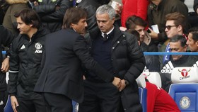 Momen Canggung Conte Dapat Kostum MU dari Mourinho