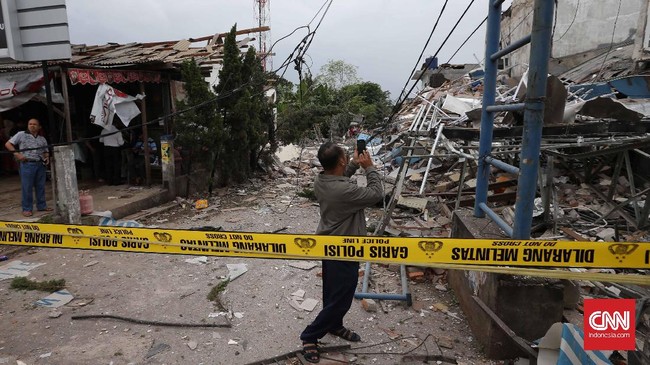 Satu orang tewas akibat ledakan tabung salju di tempat usaha pencucian mobil di Desa Blumbungan, Pamekasan, Jawa Timur.