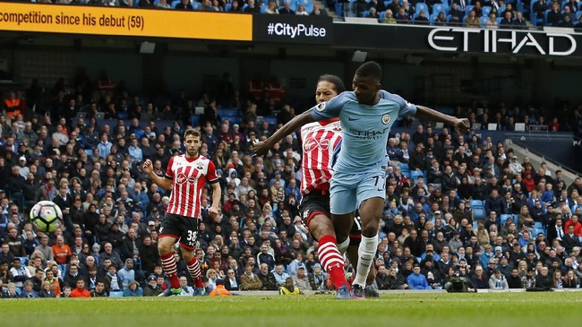 Manchester City untuk kali kelima beruntun gagal meraih kemenangan. Namun, hasil imbang melawan Southampton tetap memuat ManCity ke puncak klasemen Liga Primer.