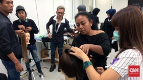 Dari Salon 'Rumahan' ke Meja Rias 'Fashion Week'