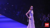 Refleksi Dramatis Tex Saverio di JFW 2017 Perhelatan hari pertama Jakarta Fashion Week atau JFW pada Sabtu (22/10) dipungkas secara dramatis oleh Tex Saverio.