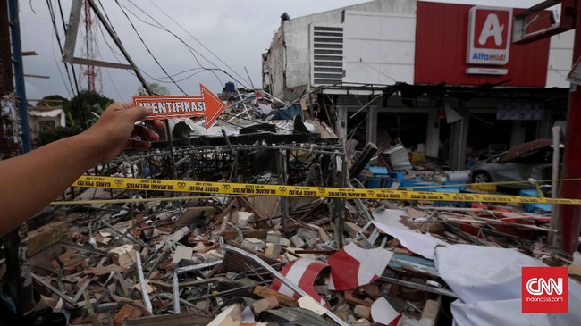 Ledakan tersebut menyebabkan tukang gorengan di depan Alfamidi terpental. Ia mengalami luka-luka, dan gerobaknya hancur total.