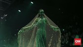Refleksi Dramatis Tex Saverio di JFW 2017 Perhelatan hari pertama Jakarta Fashion Week atau JFW pada Sabtu (22/10) dipungkas secara dramatis oleh Tex Saverio.