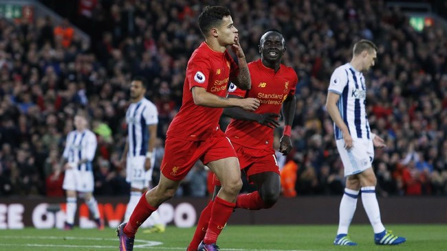 Liverpool menempel ketat Arsenal di puncak klasemen sementara Liga Primer. Sama-sama mengoleksi 20 poin, Liverpool kalah selisih gol dari The Gunners.