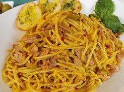 Berani Makan Spaghetti Bertoping Mata dan Tangan?