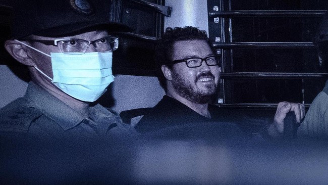 Rurik Jutting dalam video yang direkamnya dengan iPhone terlihat menikmati tindakan sadis yang dilakukannya terhadap Seneng Mujiasih dan Sumarti Ningsih.