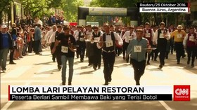 Pelayan Restoran Adu Cepat Antar Minuman