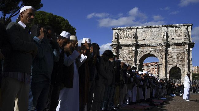 Saking inginnya meninggalkan jejak, wisatawan itu mengukir nama 'Sabrina 2017' di tembok Colosseum dengan sebuah koin kuno.