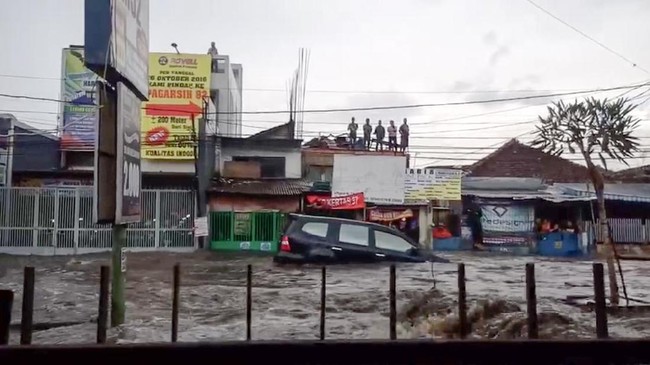 Di sepanjang Jalan Pasteur, air sudah menutup jalan seperti sungai. Kawasan di Jalan Pasteur terendam banjir hingga ketinggian 160 sentimeter.