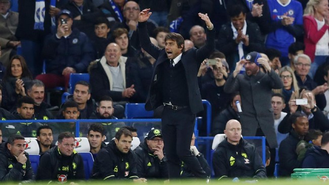 Antonio Conte berteriak ke arah suporter Chelsea dan meminta mereka bertepuk tangan. Padahal Chelsea sudah unggul 4-0 atas Manchester United.