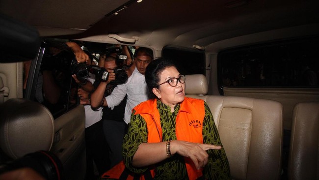 Siti Fadilah didakwa korupsi atas penerbitan surat rekomendasi penunjukan langsung dan dugaan menerima gratifikasi Rp1,85 miliar saat menjadi menteri.