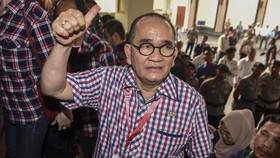 Ruhut Sitompul Buka Suara soal Posting Anies Berbaju Adat Papua