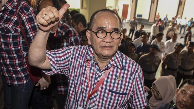 Ruhut menyatakan Ahok tak perlu ditahan dalam kasus penistaan agama karena selama ini kooperatif dan tidak akan menghilangkan barang bukti.
