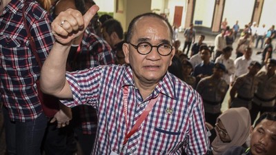 img-title Ruhut Sitompul Buka Suara soal Posting Anies Berbaju Adat Papua