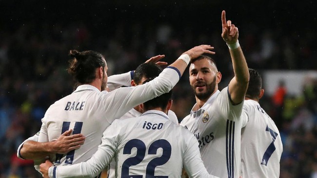 CAS mengurangi sanksi embargo transfer Real Madrid menjadi hanya satu jendela transfer. Sebelumnya, FIFA melarang Madrid membeli pemain di dua jendela transfer.