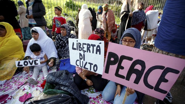 Demo Penutupan Masjid, Muslim Italia Salat Jumat di Koloseum