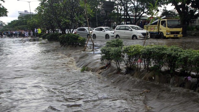 Netizen berbagi keluh kesah yang mereka tuangkan di media sosial Twitter terkait bencama banjir yang melanda Kota Bandung, Senin (24/10).
