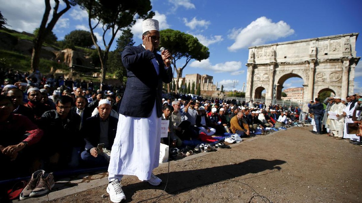 Demo Penutupan Masjid, Muslim Italia Salat Jumat di Koloseum
