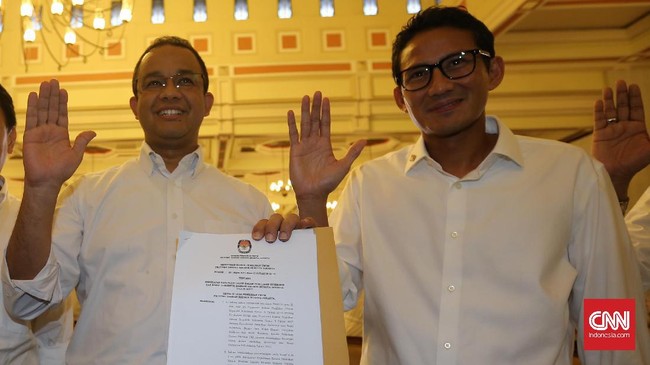 Agar terus dekat dengan warga Jakarta, Anies dan Sandi meminta kelonggaran pengamanan kepada pihak kepolisian yang sejak sore tadi resmi mengawal mereka.