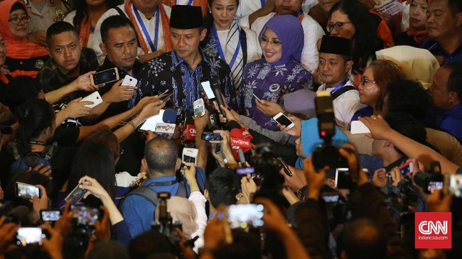 Ratusan warga memadati lokasi acara di Gedung Theater Djakarta, sejak siang hari. Acara pidato itu juga dihadiri langsung oleh Susilo Bambang Yudhoyono.