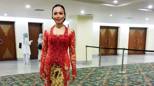 Suaranya yang khas dalam menarasikan koleksi yang akan ditampilkan desainer telah dihafal oleh para tamu yang sering datang ke gelaran fesyen.