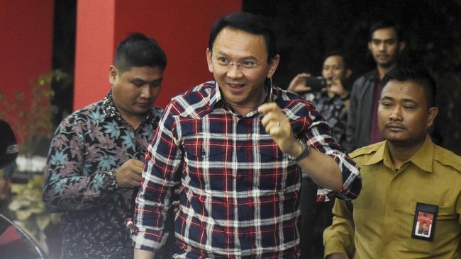 Ahok "mengungsi" ke Mapolsek Kebon Jeruk saat ditolak sekelompok orang di Rawa Belong. Ia memilih menghindari orang-orang yang meneriakinya.