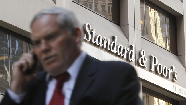Lembaga pemeringkat utang S&P menaikkan peringkat utang Indonesia satu tingkat menjadi BBB dengan outlook stable. Kenaikan merefleksikan ekonomi RI kuat.