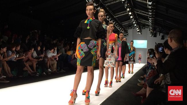Dua desainer wanita ini menyulap kain Kediri menjadi busana modern. Hannie bereksperimen dengan tenun ikat, sedang Lenny bermain dengan kuda lumping.