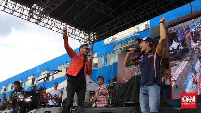Selain menjajal sirkuit Sentul, juara dunia MotoGP 2016, Marc Marquez pun bersenang-senang di atas panggung saat bernyanyi bersama Giring dari band NIDJI.