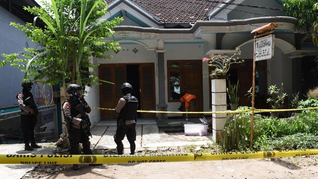 Kedua terduga teroris di Solo, Jawa Tengah, ditangkap pada Minggu pagi oleh Densus 88, kemudian ditindaklanjuti dengan penggeledahan.