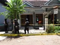 Densus Temukan Cairan Kimia Kuning 2 Jeriken dan Pipa di Solo