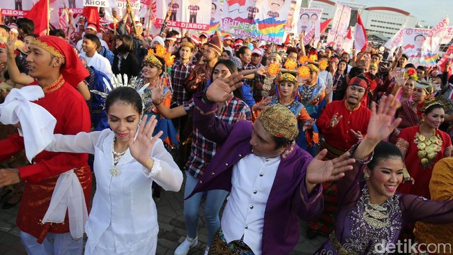 Ketika Agus-Sylvi hendak masuk ke tempat acara, sempat terjadi aksi saling dorong antara pendukung, awak media yang meliput, dan petugas keamanan.