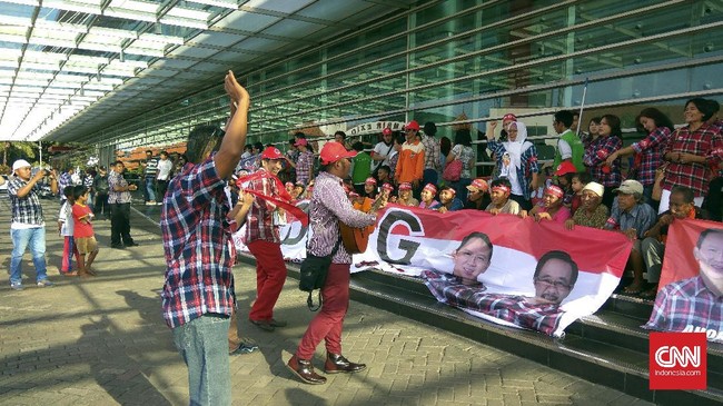 Malam nanti nomor urut Pilkada DKI Jakarta akan diundi di Jakarta International Expo. Pasangan Ahok-Djarot mendapat kesempatan pertama mengambil nomor antrean.