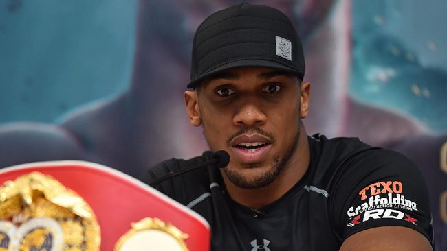 British boxer Anthony Joshua attends a press conference for his forthcoming IBF World Heavyweight fight against US boxer Dominic Breazeale (not pictured), in west London on May 4, 2016.
Joshua, makes the first defence of his IBF Heavyweight World Championship against undefeated American challenger Dominic Breazeale in London on June 25, 2016. / AFP PHOTO / BEN STANSALL