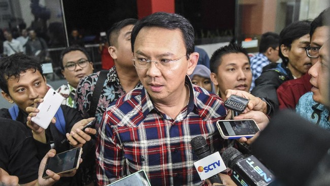Doa bersama Ahok-Djarot dipimpin oleh politikus senior Effendy Choirie. Acara itu juga dihadiri oleh kader Partai Demokrat Ruhut Sitompul.