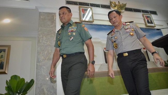 TNI dan Polri diminta bersikap netral dan tidak menjadi alat kekuasaan Presiden Joko Widodo yang disebut kerap mengkriminalisasi ulama.