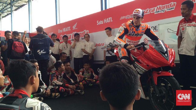 Juara dunia MotoGP 2016, Marc Marquez, menolak penggunaan perangkat untuk menampilkan informasi tambahan (dashboard message) pada motor.