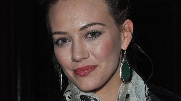 Hilary Duff NEW YORK, NY - DECEMBER 07: Actress Hilary Duff attends "The Elephant Man" Broadway Opening Night at the Booth Theater on December 7, 2014 in New York City. (Photo by Ben Gabbe/Getty Images)