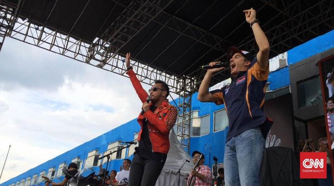 Marc Marquez mendapatkan tantangan untuk menjajal dua makanan khas Indonesia, sate dan bakso.