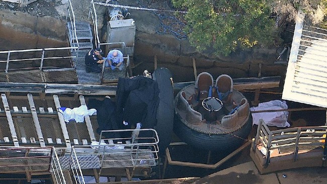 Perahu dalam wahana arung jeram di taman hiburan Dreamworld terbalik, empat orang penumpang di dalamnya tewas terbawa arus.