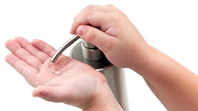 Memperkenalkan cara cuci tangan yang sehat menggunakan handsanitizer alami kepada anak-anak SD di Aceh Besar.