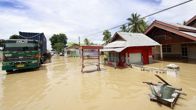 Kabupaten Gorontalo kembali diterjang banjir bandang. Di Aceh Utara, 1.853 warga mengungsi karena rumahnya dilanda banjir.