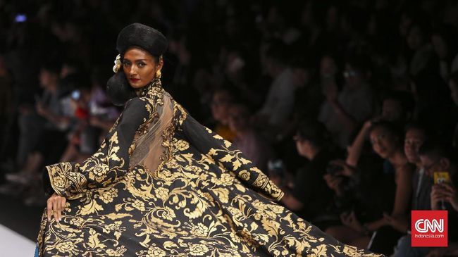Bagi Laura Muljadi, menjadi model bukan sekadar mengenakan busana karya desainer ternama, tapi memberikan 'nyawa' pada busana.
