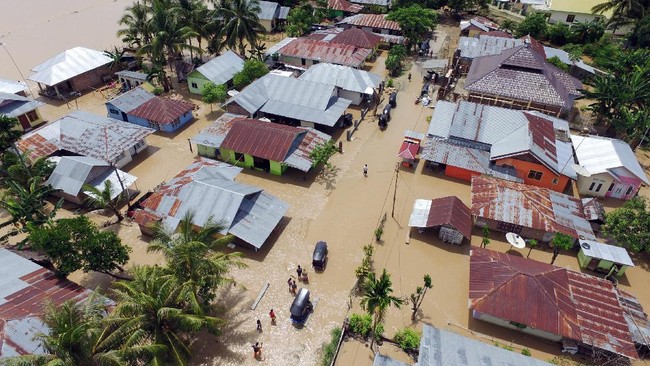 Enam dari 9 kecamatan Kota Gorontalo terendam banjir. Terparah menggenangi Kecamatan Dumbo Raya dan Kota Barat dengan ketinggian air di atas 50 sentimeter.