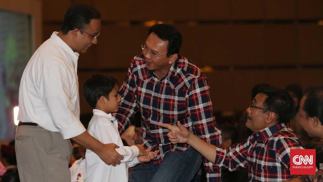 Anies mengatakan, dirinya sengaja tidak mengenakan seragam seperti pasangan lain untuk menunjukkan sosok yang otentik, tidak dibuat-buat.