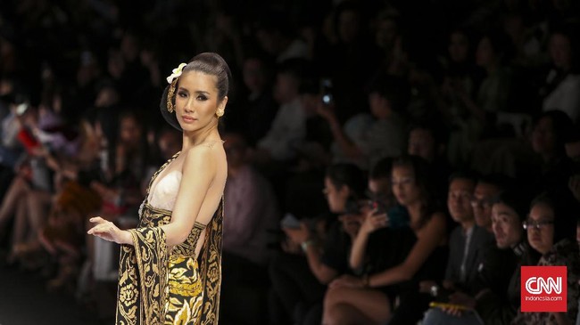 Intepretasi Modern Kebaya Janger Bali dari Anne Avantie